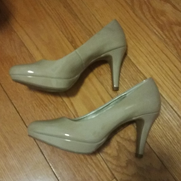 bandolino berta platform pump